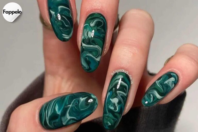 dark green nails